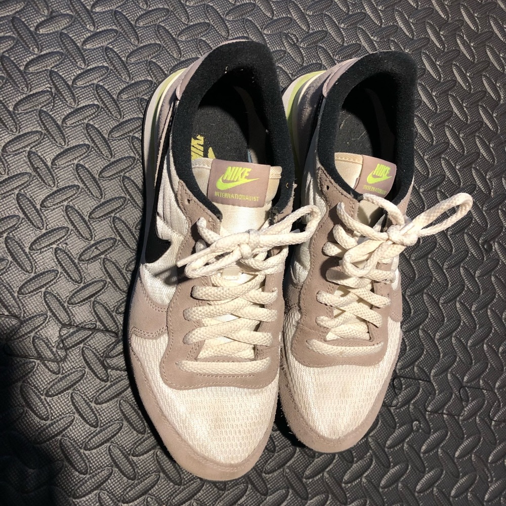 Women’s Nike Sneakers 9.5